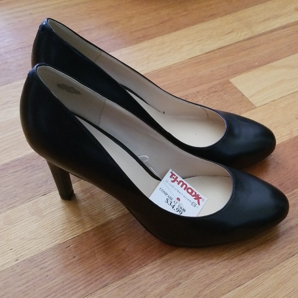 Nine West Size 8 Black Pumps
